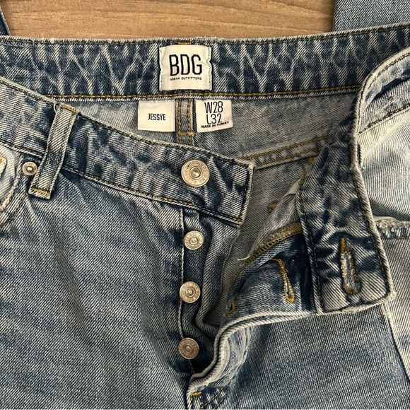 BDG Jessye Two Tone Straight Leg Denim Jeans | Size 28 - Picture 6 of 7